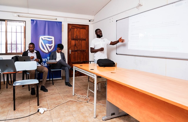 Standard Bank reforça literacia digital de estudantes da FCT com Python